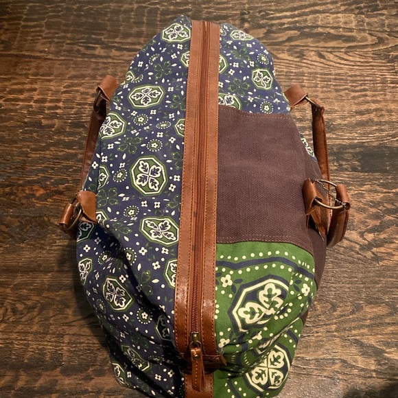 Cute duffle bag! - Picture 5 of 8